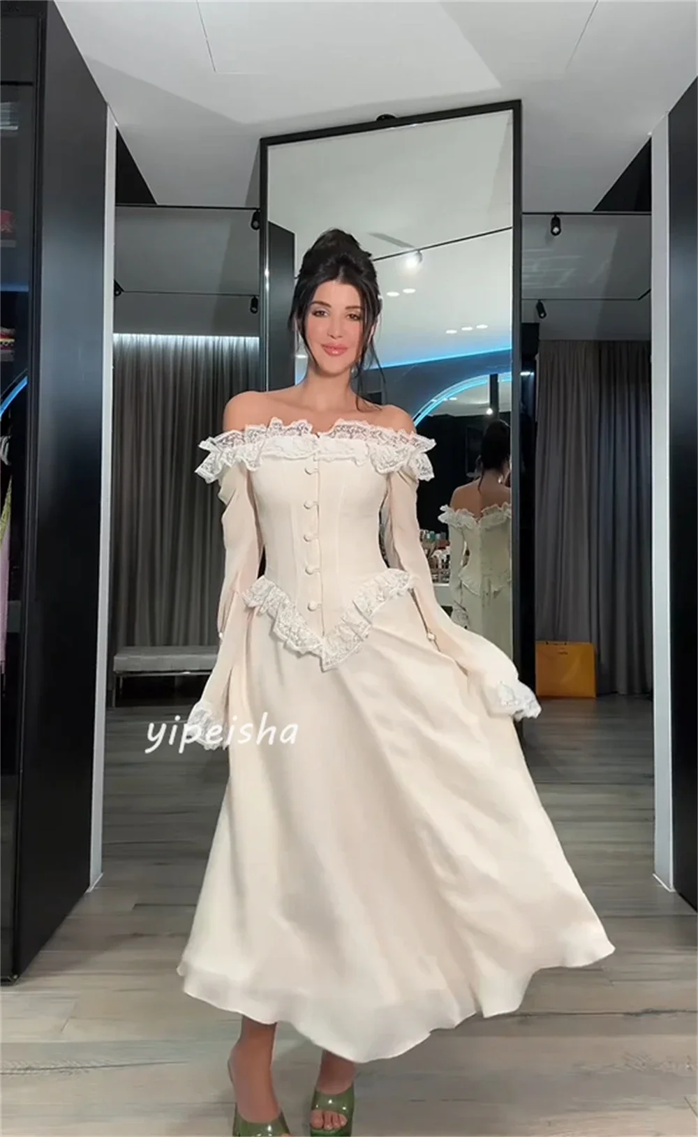 Regolazione del prezzo personalizzato Abiti midi con fiori in chiffon increspati per fidanzamento A-line con spalle scoperte Abiti da cerimonia su misura