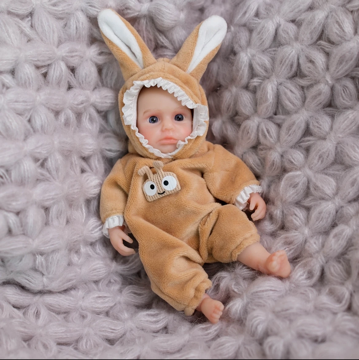 Bebê reborn de 6 polegadas em silicone de platina - expressão pacífica realista, boneca de arte de edição limitada de corpo macio hipoalergênico