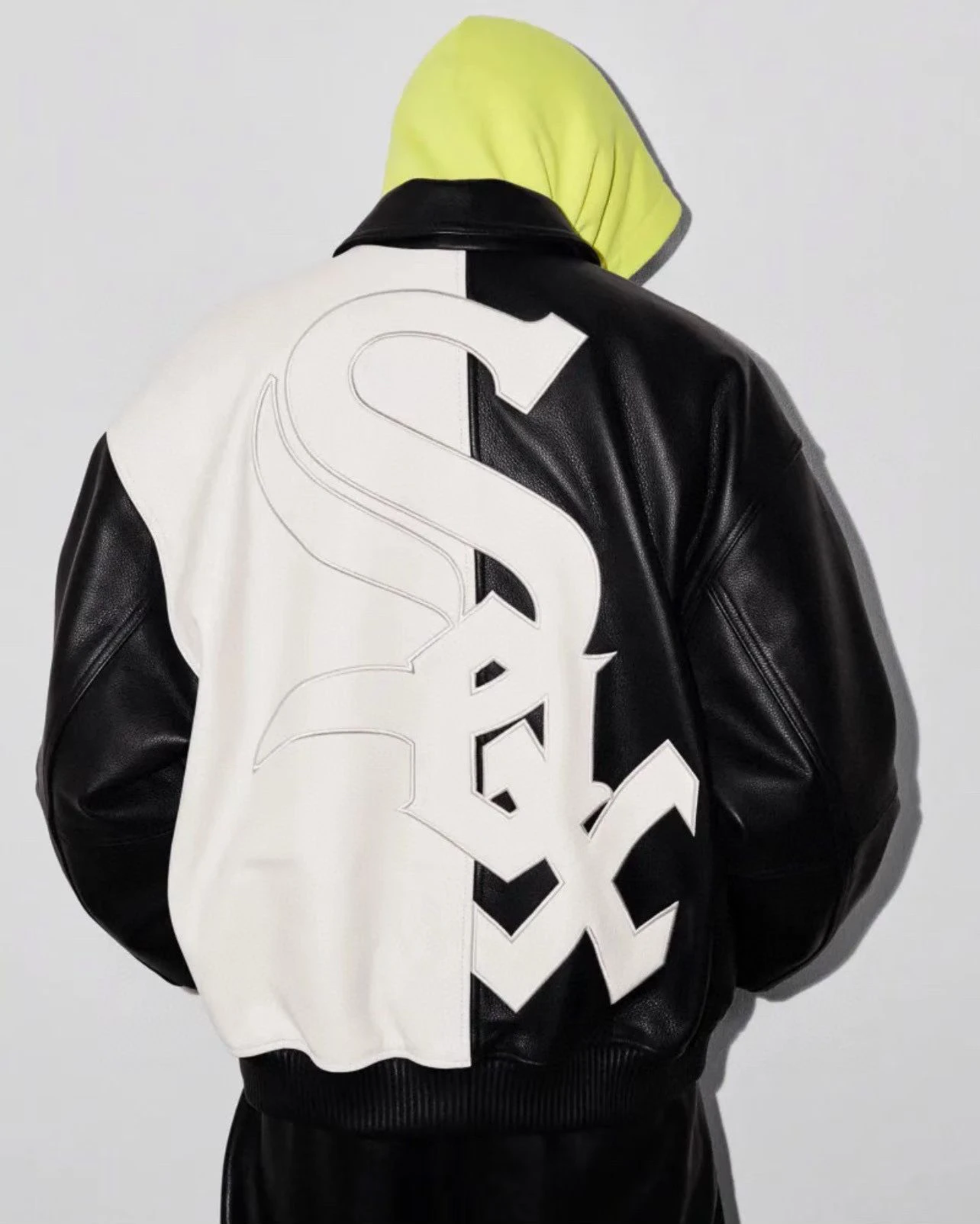 

Куртка из искусственной кожи Collaboration Edition FW25, молодежная, повседневная, водонепроницаемая, устойчивая к сминанию, с логотипом