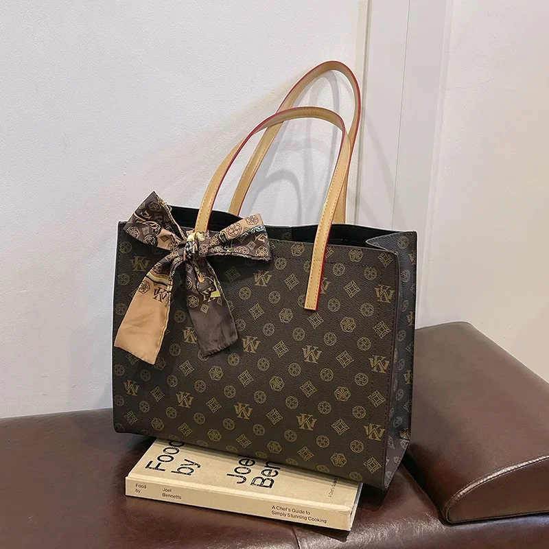 

Stylish Women's Shoulder Bag Paris Designer Inspired Vintage Handbag Equipped With Adjustable And Detachable Shoulder Straps