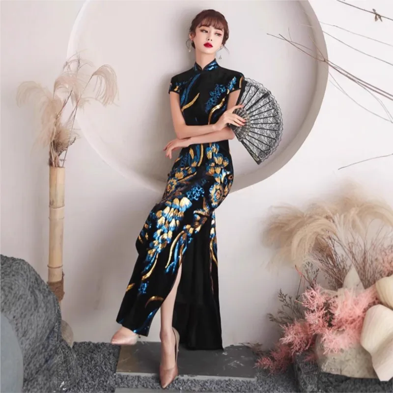 The long performance and fashion show cheongsam is a light elegant dress with new Chinese style for young girls