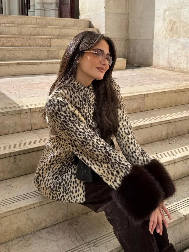 Damen Kunstpelzjacke mit Stehkragen, Großen Dunklen Pelzmanschetten, Patchwork-Design, Kurzer Mantel im Vintage-Tierdruck, Flauschige Figurbetonte Oberbekleidung – Detail 9