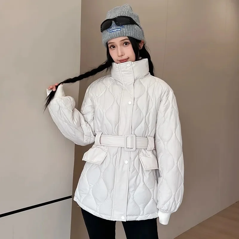 เสื้อโค้ทบุผ้าฝ้ายอุ่นสไตล์เกาหลีสำหรับผู้หญิง รุ่นใหม่ ฤดูหนาว 2025 ทรงเข้ารูป แจ็คเก็ตผ้าฝ้ายแบบยาว แฟชั่นเสื้อคลุมกันหนาวสำหรับผู้หญิง