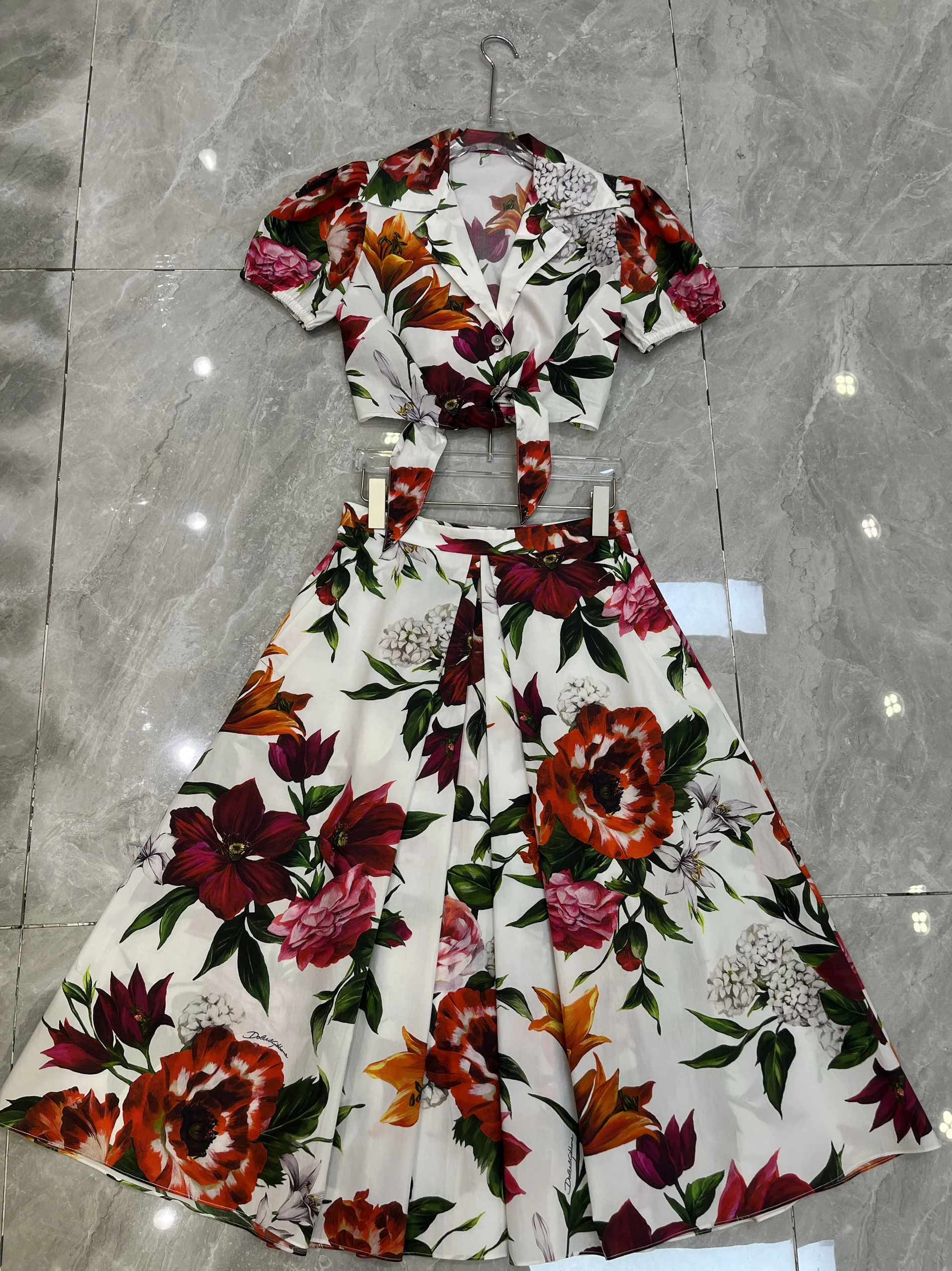 

Модный хлопковый комплект: юбка и топ с красным цветочным принтом и белой отделкой, летний женский наряд