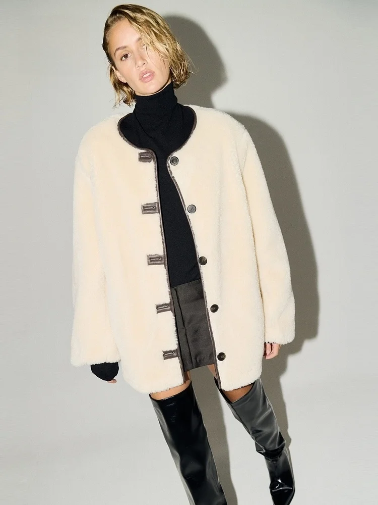 เสื้อโค้ทขนสัตว์เทียม Ele round Ne Fur ให้ความอบอุ่นและมีสไตล์ไม่เหมือนใคร เสื้อคลุมฤดูหนาวแฟชั่นสำหรับผู้หญิงจาก H&M ผลิตจากเส้นใยโพลีเอสเตอร์ 100%