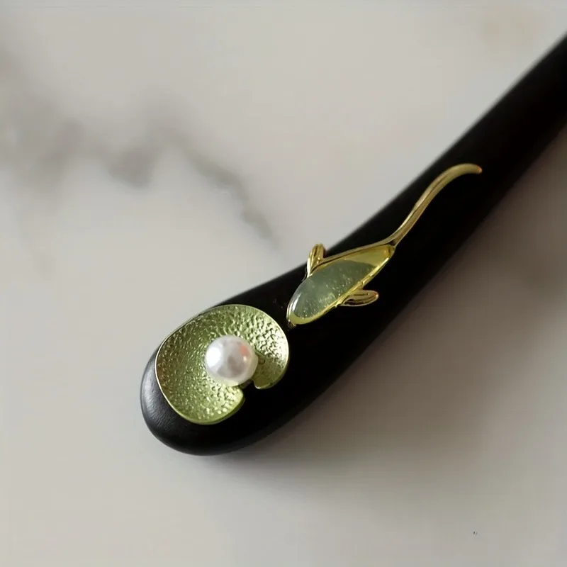 1 Stück Haarstab im chinesischen Stil: Schwarzes Holz mit Gold-, Grün- und Perlenakzenten, kompliziertes Koi- und Lotus-Design, perfekt für Traditiona – Detail 7