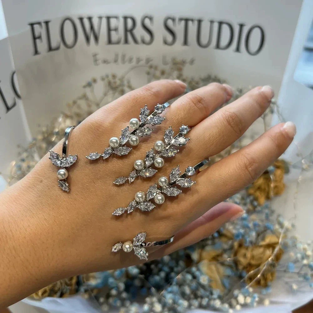 

Luxury Leaf Zircon Cuff Palm Bangle Adjustable Wedding for Women Statement Imitation Pearl Bridal Hand Bracelet Prom Accessories