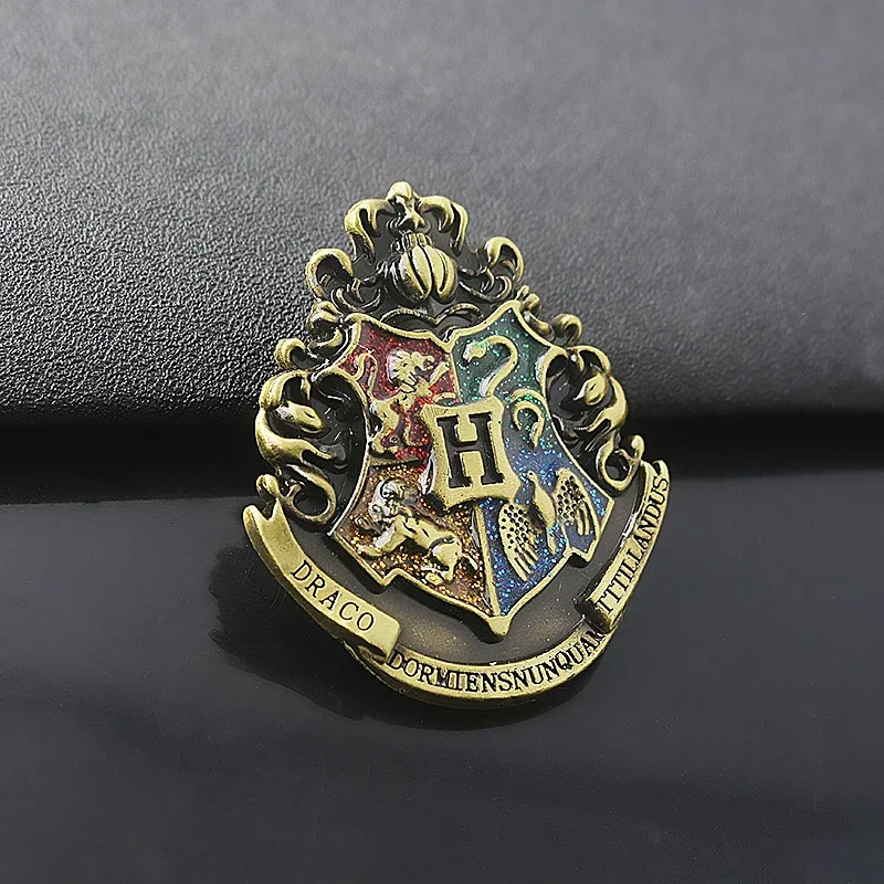 Harry Potter Pin de solapa Hogwarts Magic Academy broche de ropa Collar esmalte Pin accesorios Gryffindor Slytherin insignia regalos