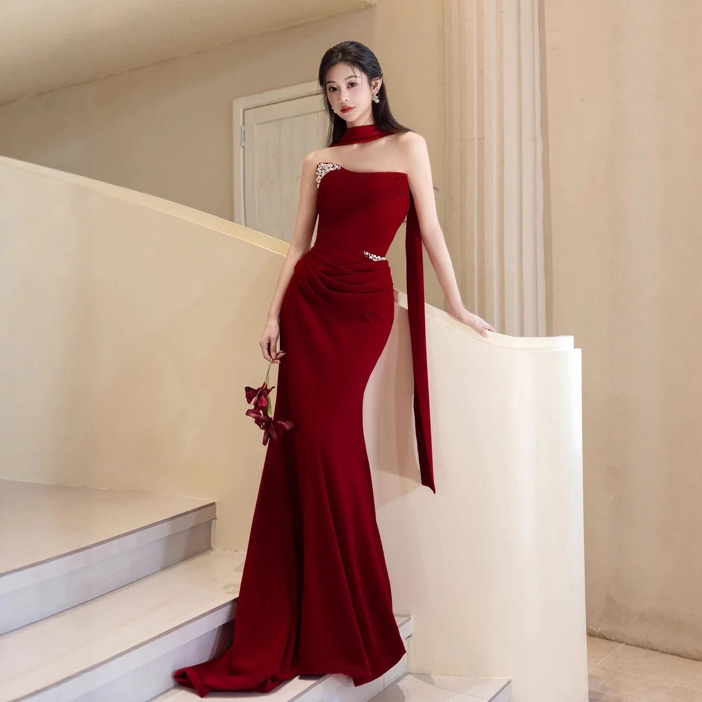 

Красное платье подружки невесты 2025: Новое, элитное, свадебное, утреннее, с шлейфом, вечернее, для помолвки и свадьбы