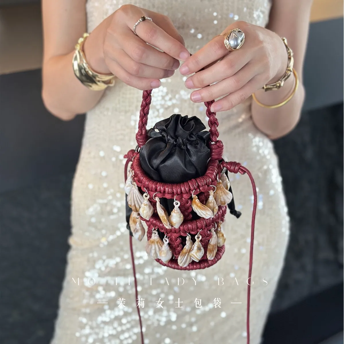 

Женская сумка из плетеного материала ручной работы, вязаная сумка через плечо в богемном стиле, пляжная сумка с ракушками, мини-сумка-кроссбоди с вырезами для женщин