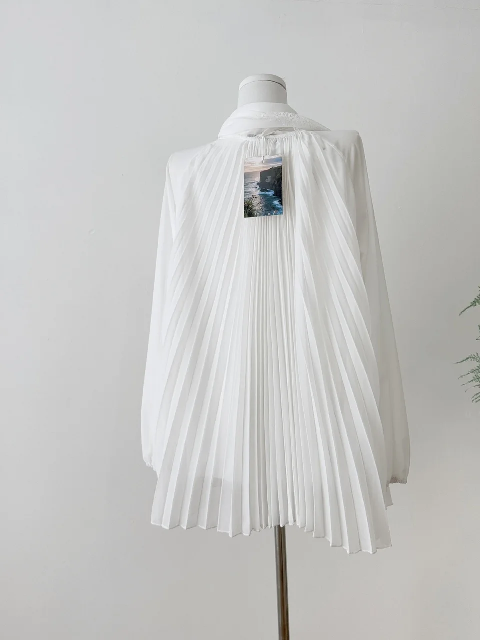 เสื้อชีฟองทรงหลวมสไตล์ฝรั่งเศส ประดับลูกไม้  คอลเลคชั่นฤดูใบไม้ร่วง 2025  ผ้าเนื้อบางเบา  ทรงหลวม  ชายเสื้อโค้ง  ช่วยพรางหุ่น