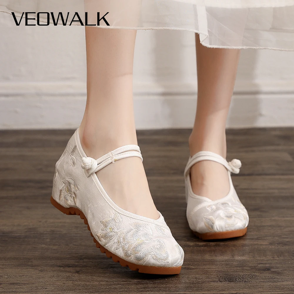 Veowalk Innen Versteckte Keil Heels Frauen Satin Runde Kappe Schuhe Bequem Vintage Chinesischen Stil Damen Bestickt Casual Pumpen