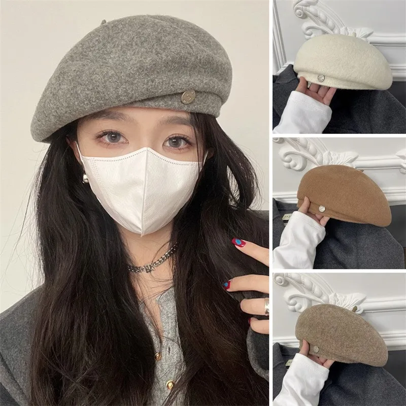 A delicate large-headed beret for women small and warm painter's hat that highlights the face