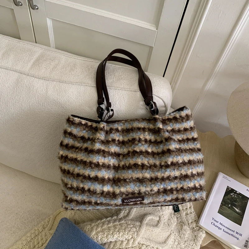 Farbblock-gestreifte Plüsch-Umhängetasche, schicke Damenhandtasche, geräumige Vintage-Arbeitstasche, vielseitige elegante Tragetasche – Detail 14