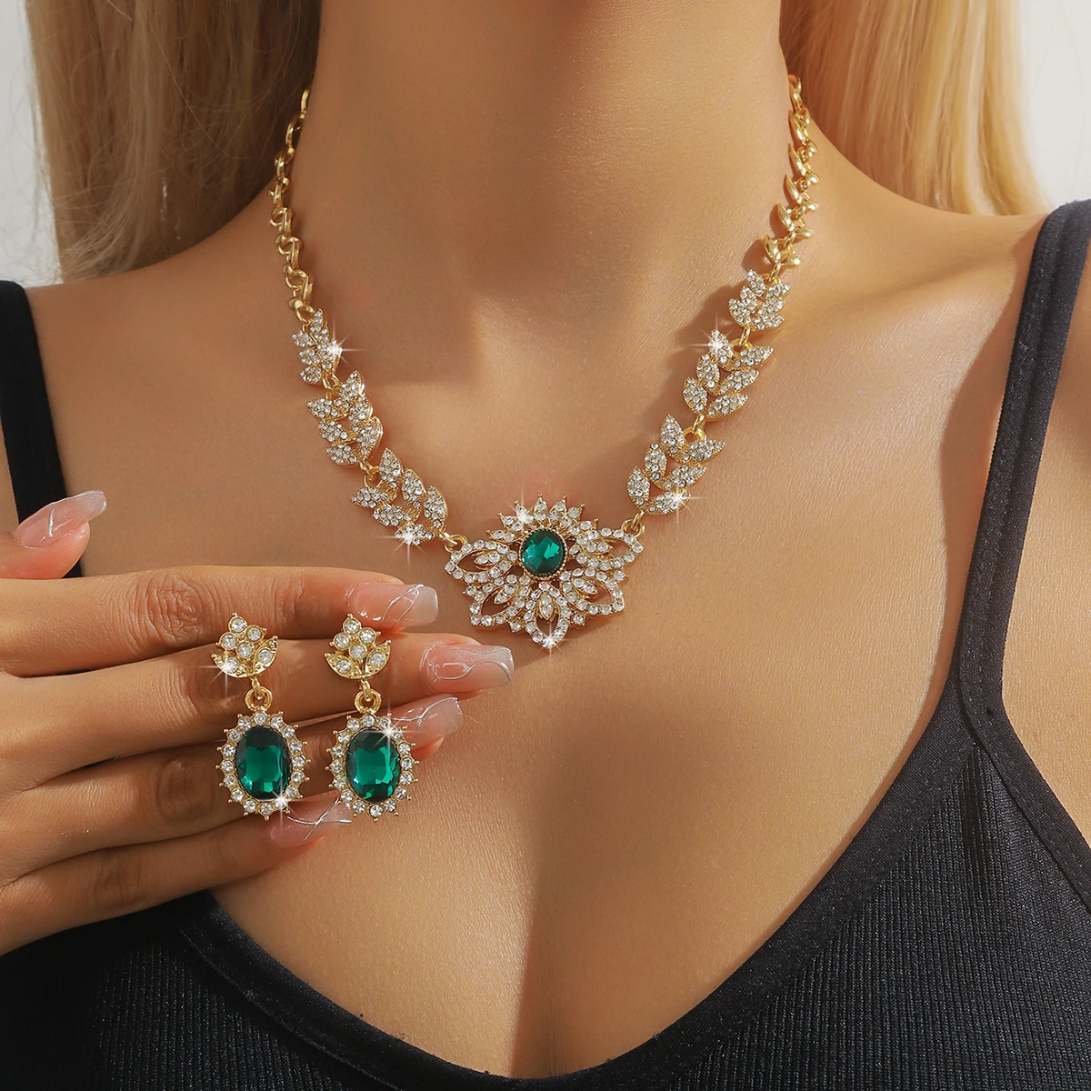 Royal Emerald Flower Necklace Earrings Set of 3 Pieces of Jewelry and 2 Pieces to Create a Noble Atmosphere for a Dinner Party