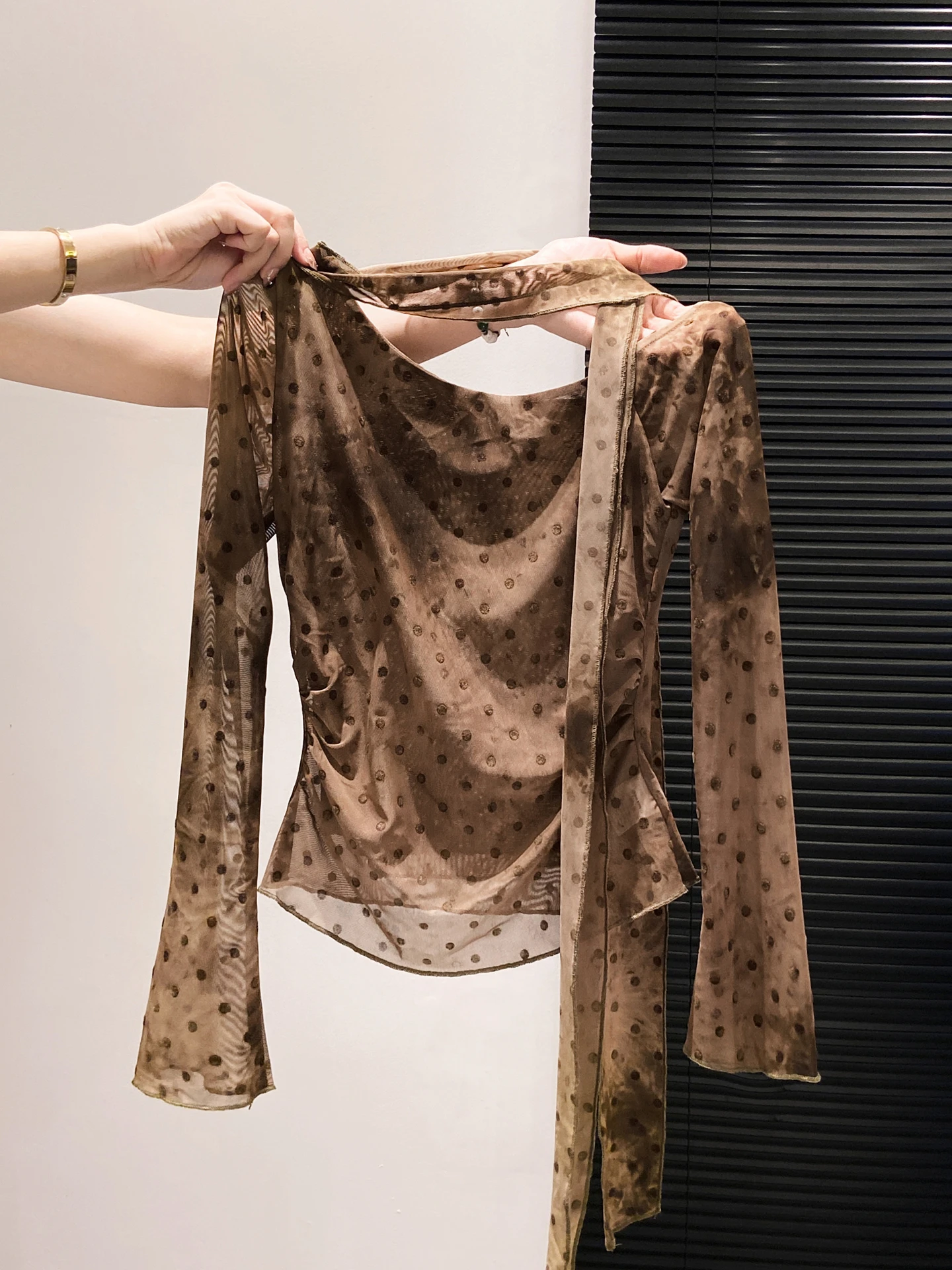 تي شيرت نسائي كوري أنيق وضيق بأكمام طويلة، تصميم جديد لبداية الخريف، قميص شبكي مكشوف الكتفين من مزيج القطن