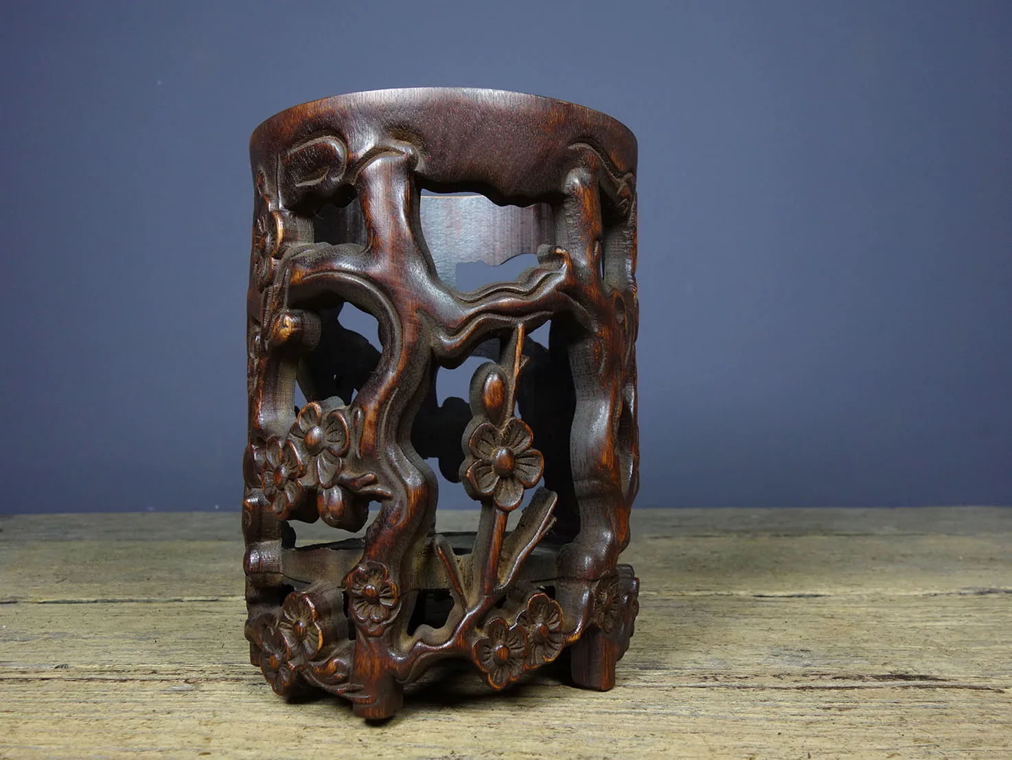 

Китайский бамбуковый резной горшок-кисть, держатель для ручек, полый цветок сливы, принадлежности для учебного стола ручной работы, ученый художественный декор