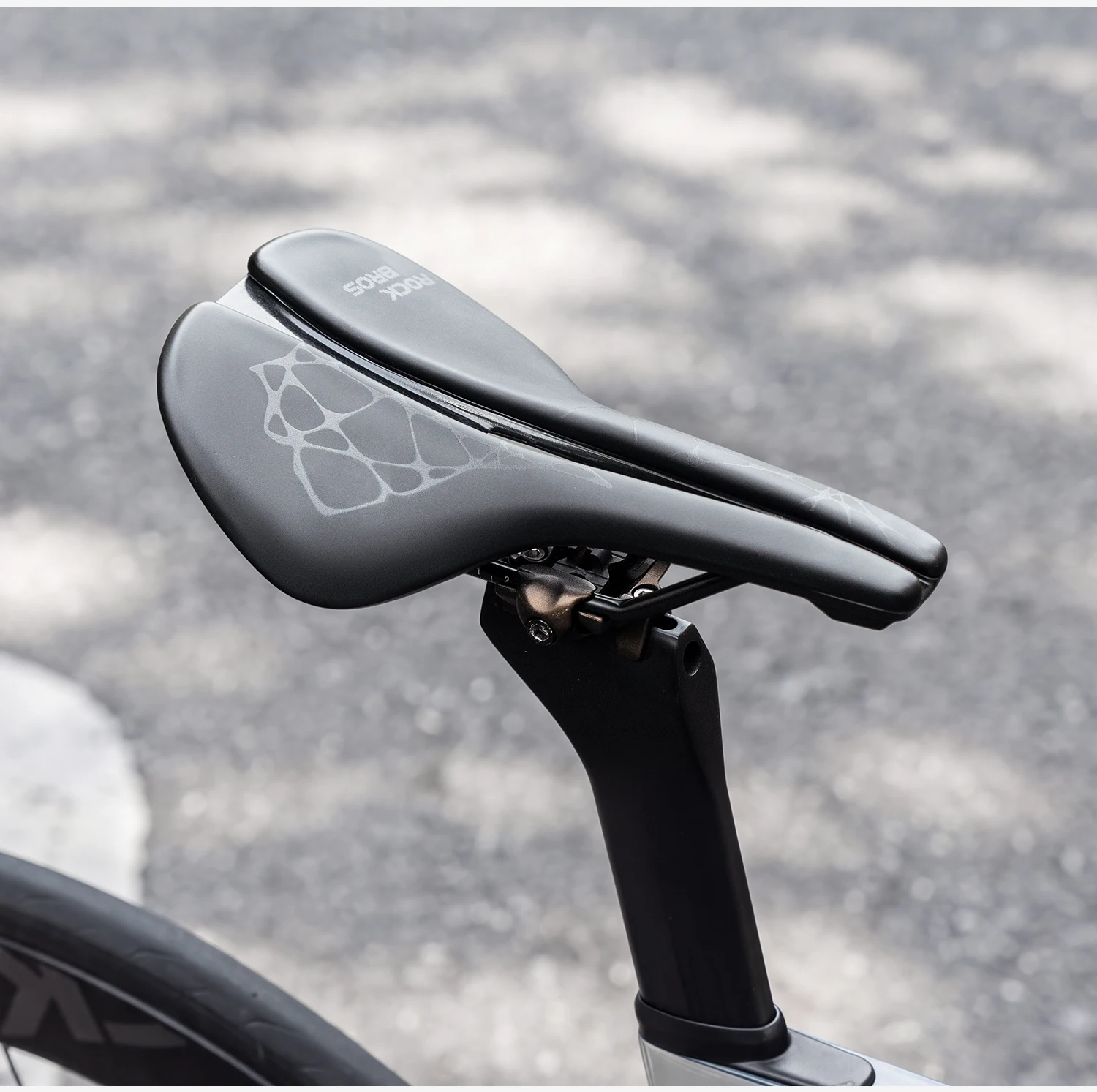 ROCKBROS Fahrradsattel Leichtgewicht Wasserdicht Atmungsaktiv Hohler Fahrradsitz Stoßdämpfender Rennradsattel – Detail 10