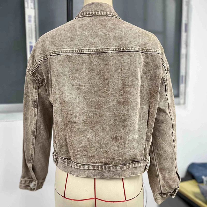 معطف دينم نسائي جديد على الموضة لعام 2025 معطف ربيع الخريف بمزاج متعدد الاستخدامات ثلاثي الأبعاد معطف دينم نسائي بني عتيق H365