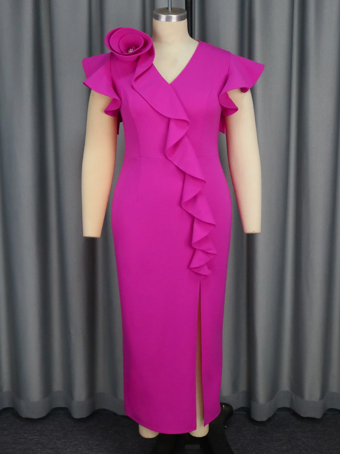 فساتين أنيقة بمقاسات كبيرة مع كشكشة أمامية ورقبة على شكل حرف V وفتحة عالية في الفخذ مثالية للمناسبات المسائية وحفلات الكوكتيل وحفلات الزفاف