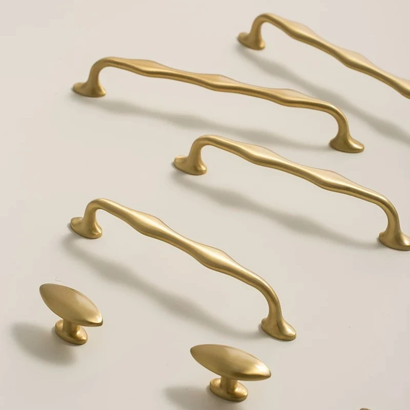 Matte Goldene Massivmessing-Schubladengriffe, Unregelmäßige Wellenförmige Stangengriffe, Ovale Schrankknöpfe, Moderne Garderobe- und Küchenschrank-Türbeschläge