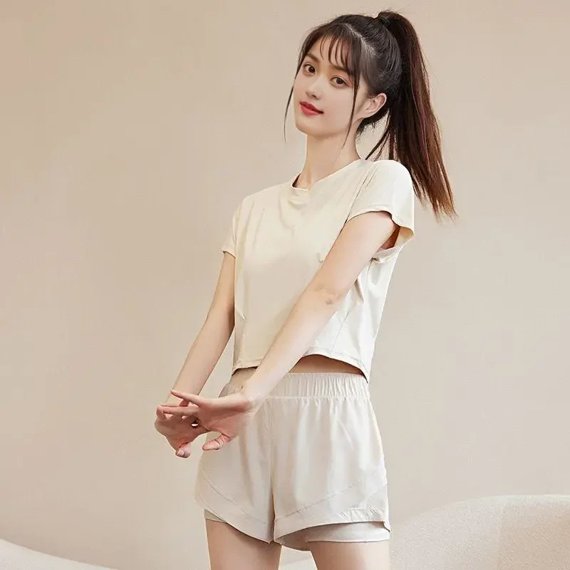 

Loose Quick Dry Sports Set Women Short Sleeve Crop Top Fake Two Piece Shorts Yoga Outfit For Running Fitness Summer
