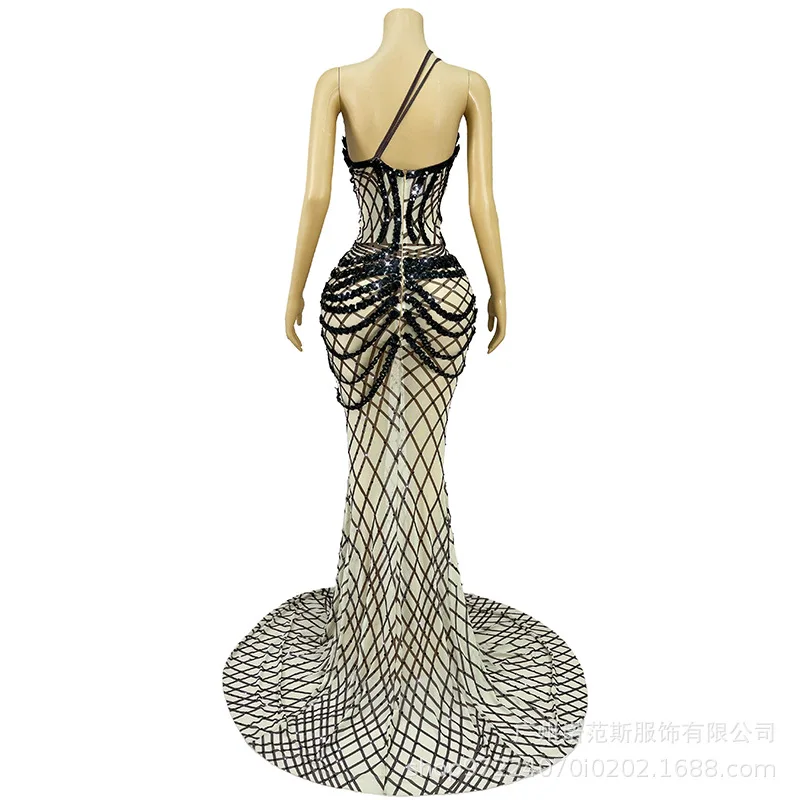 Vestido de moda con tirantes de un solo hombro, Miss Universe elige ropa hermosa, sala de exposiciones de estudio, modelo de ropa de actuación