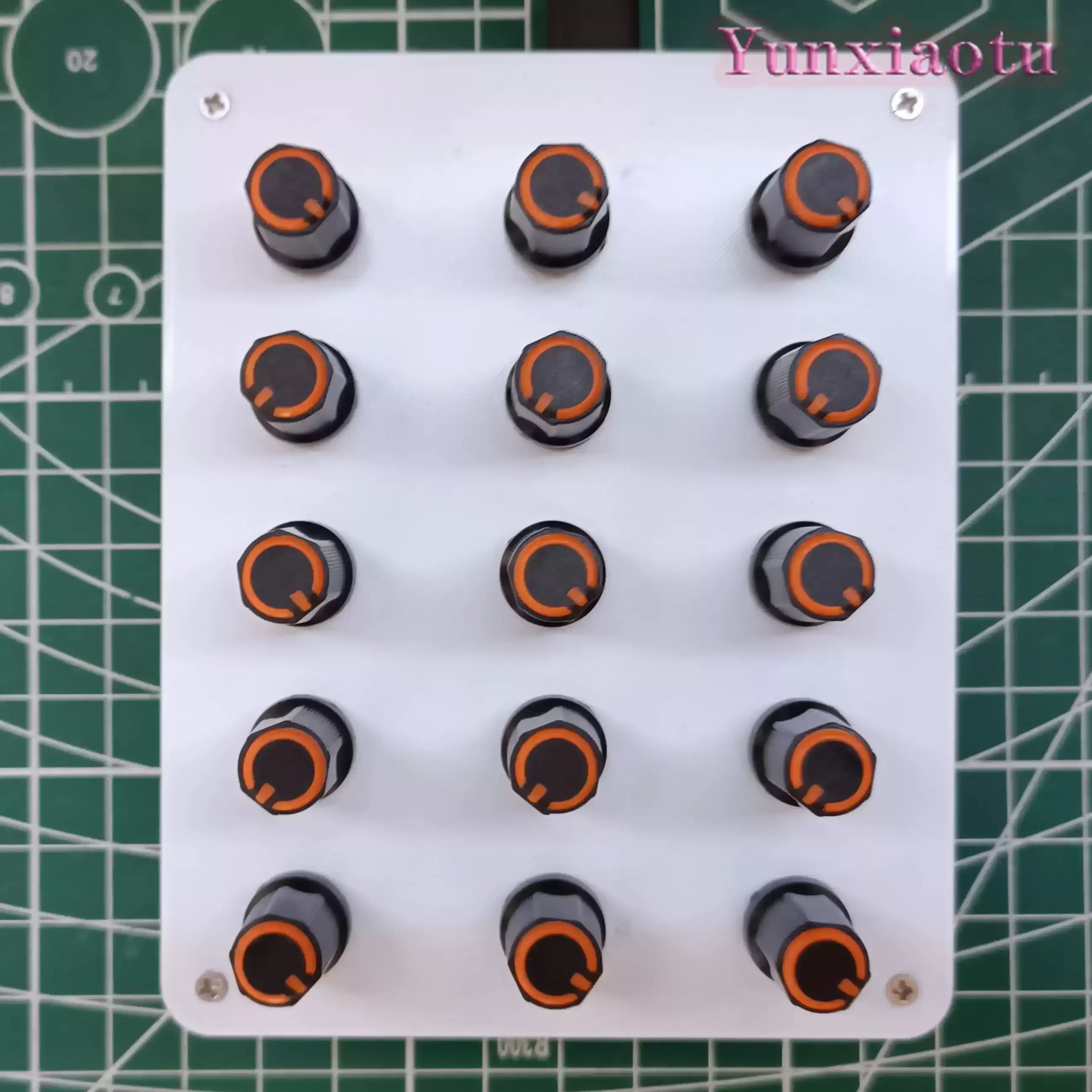 15 Knob Knobs, Custom CC Information Volume, USB-C Interface, Music Host Software, MIDI Controller