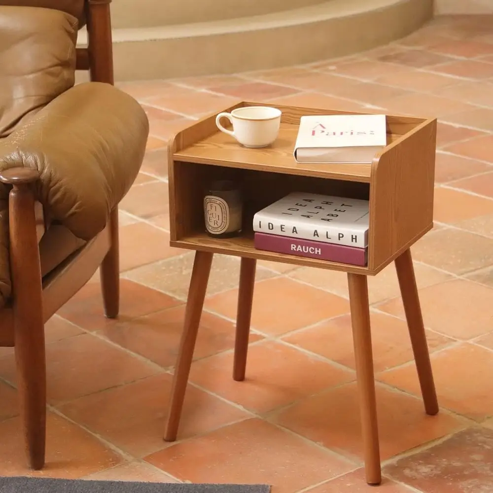 Пара современных прикроватных тумбочек середины века с местом для хранения вещей, ножками из цельного дерева, подходящим для спальни, гостиной и небольших помещений.