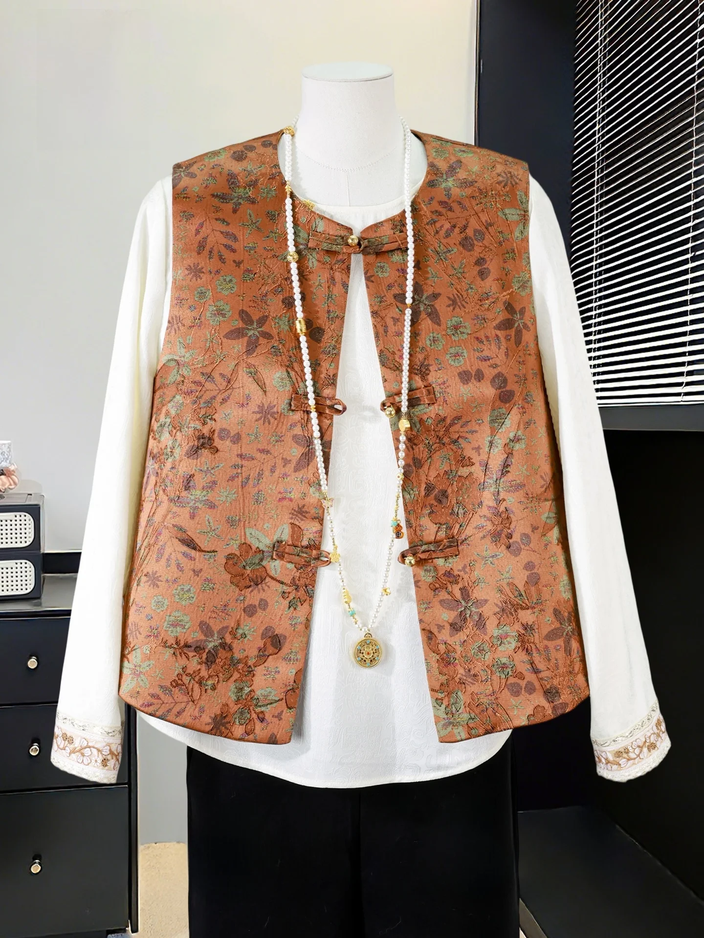 

Новая китайская вышитая жилетка-топ для женщин старше 50 лет, с круглым вырезом, свободного кроя, из полиэфирного волокна