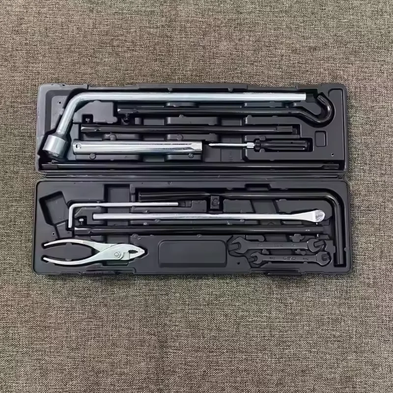 Notfall-Werkzeugkasten für Toyota Land Cruiser LC200 (08-20), mit Auto-Werkzeugset, Schraubenschlüssel und Reserveradhebel – Detail 2
