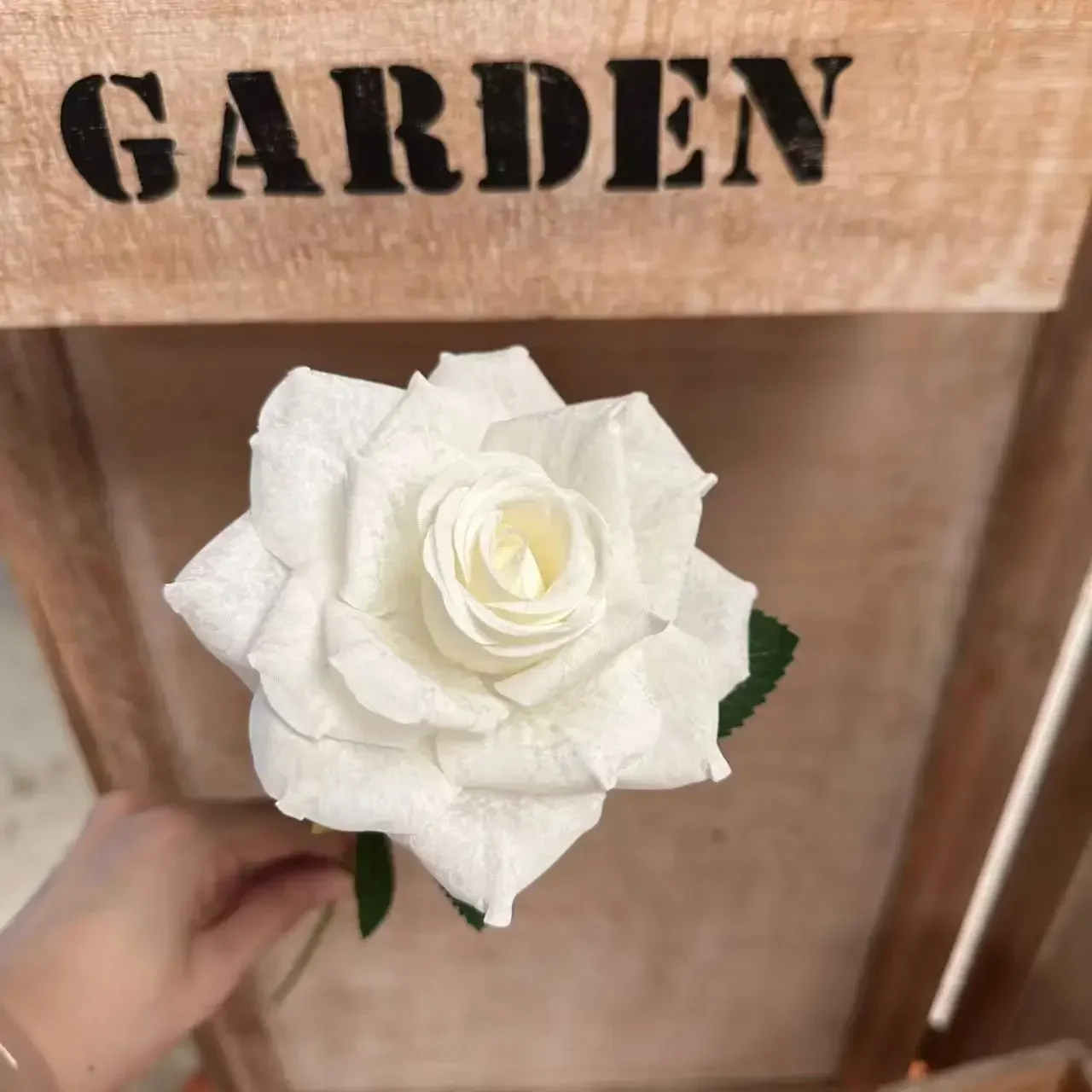 10/20 Stück Kunstblumen, Seidenrosen mit weißem, gewelltem Rand, Gartendekoration, künstliche Blumen, künstlicher Cappuccino-Rosenzweig, Kunstblume – Detail 16