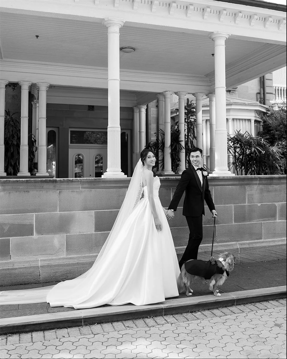 طوكيو مخصص الأبيض الحبيب الرقبة فستان الزفاف بلا أكمام الظهر البريدي ألف خط الزفاف الحجاب قطار المحكمة ثوب زفاف أنيق