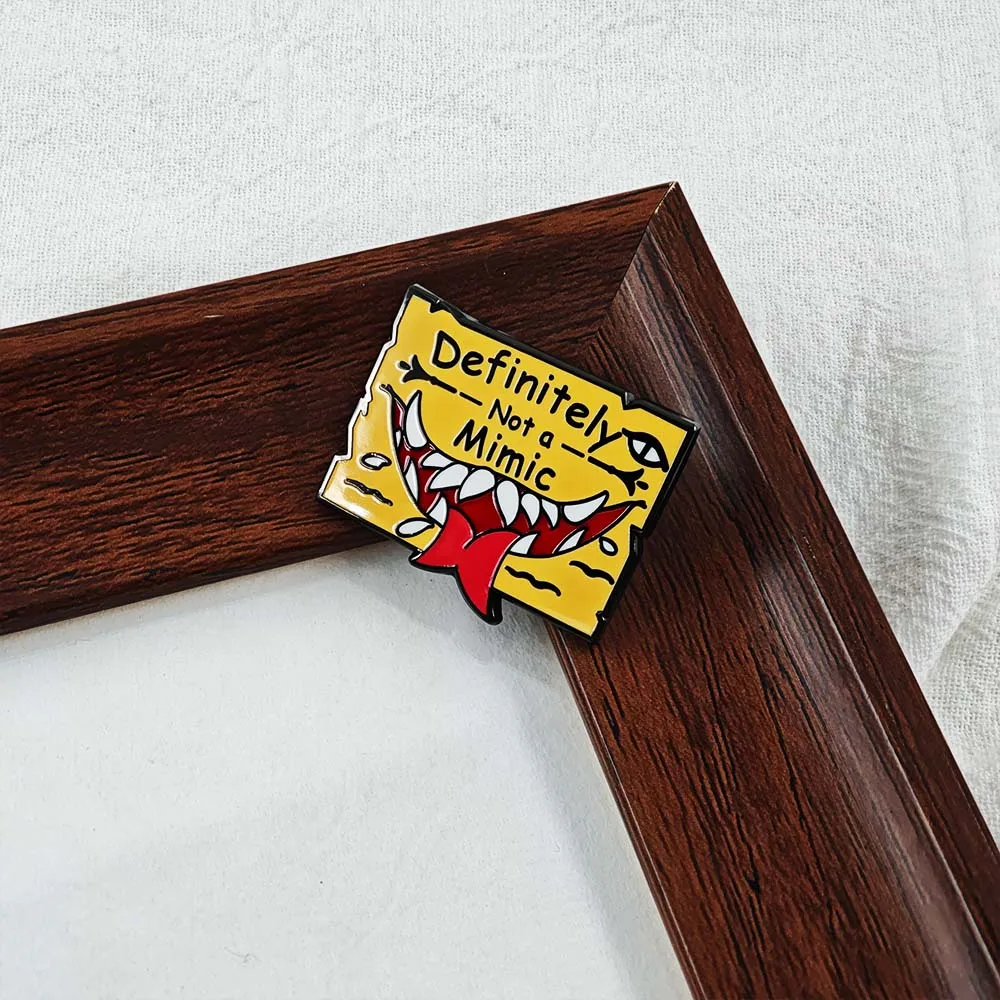 Auf keinen Fall eine Nachahmung Emaille-Pins Lustige DND-Würfelspiel-Broschen Monsterzähne Zunge Metall-Abzeichen Rucksack-Anstecknadel Geschenk – Detail 5