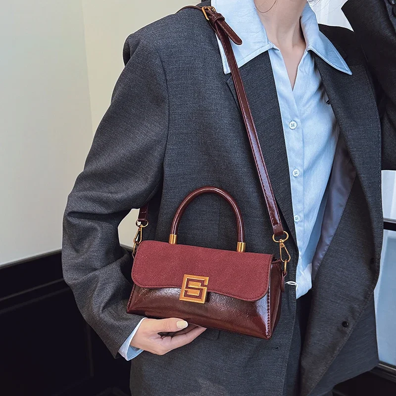 트렌디한 레터 로고가 있는 여성용 우아한 미니멀리스트 클래식 크로스바디 백, 패셔너블한 스타일과 실용적인 출퇴근용