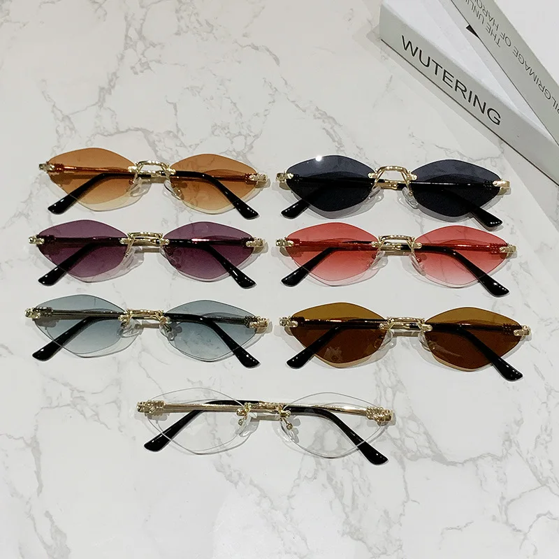 

Новые угловые и модные женские безрамочные солнцезащитные очки в маленькой оправе с металлической оправой – это модно и выглядит маленьким лицом.