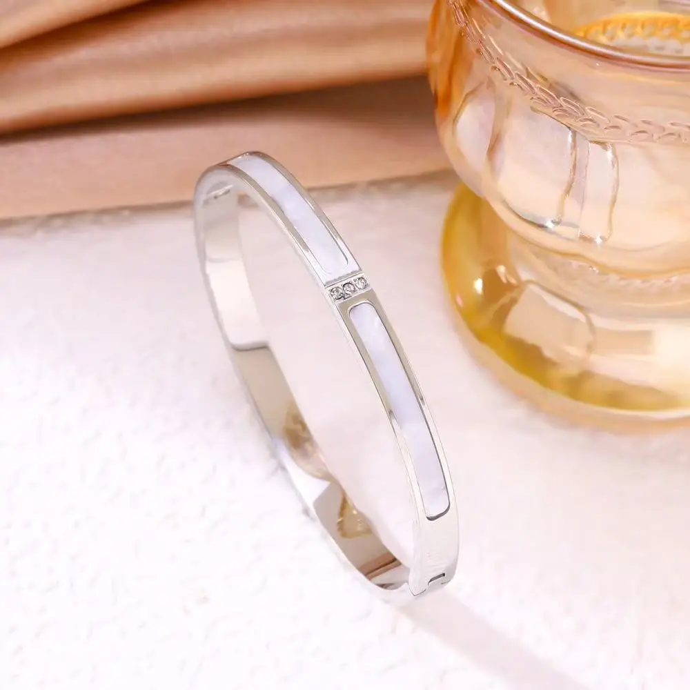 قطعة واحدة من سوار الماس المرصع باللؤلؤ من الفولاذ المقاوم للصدأ، طراز فاخر خفيف، بساطة رائعة، مجوهرات نسائية أنيقة