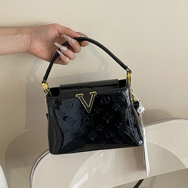 

Известная дизайнерская женская сумка через плечо. Высококачественная сумка из натуральной кожи. Популярный классический элегантный стиль. Идеально подходит для женщин.