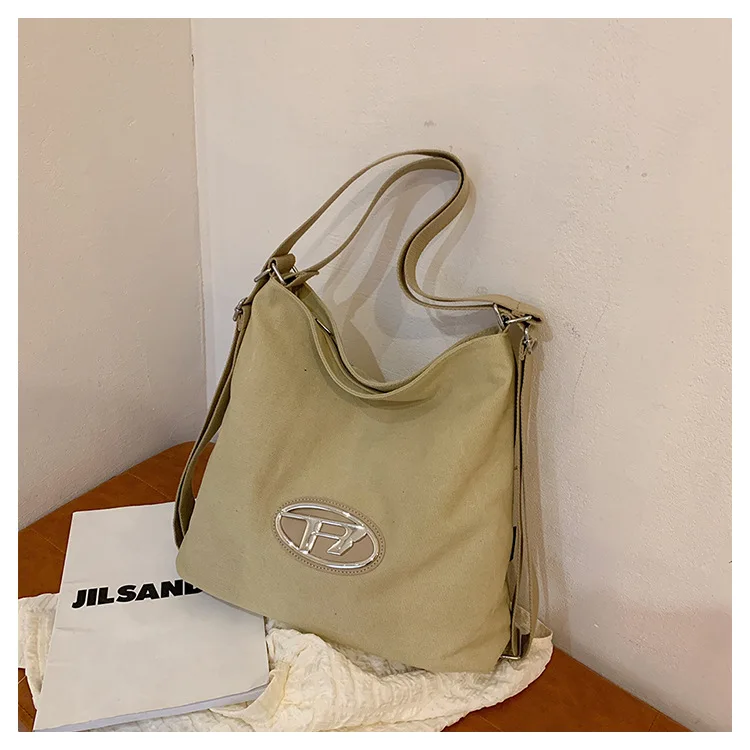 

Нейлоновая большая сумка премиум-класса для женщин 2026 | Двусторонняя кросболка с атласными деталями | Просторная, но стильная сумка через плечо