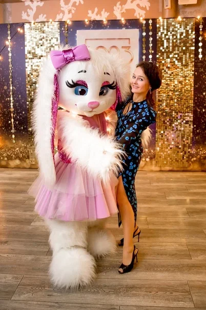 Langes Fell, weißes Kaninchen mit rosa Kleid, Maskottchen-Kostüm, Osterhase-Outfits, Erwachsene, Halloween, Weihnachten, ausgefallene Party