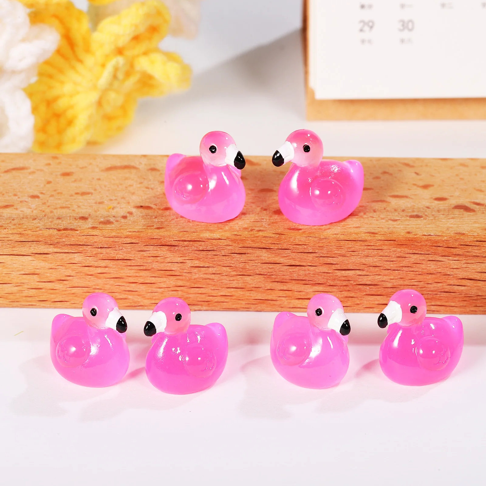 

100pcs Glow Flamingo Mini Animals Figures Resin Statues Garden Decor Party Favors Camping Miniature Flamingo Figures