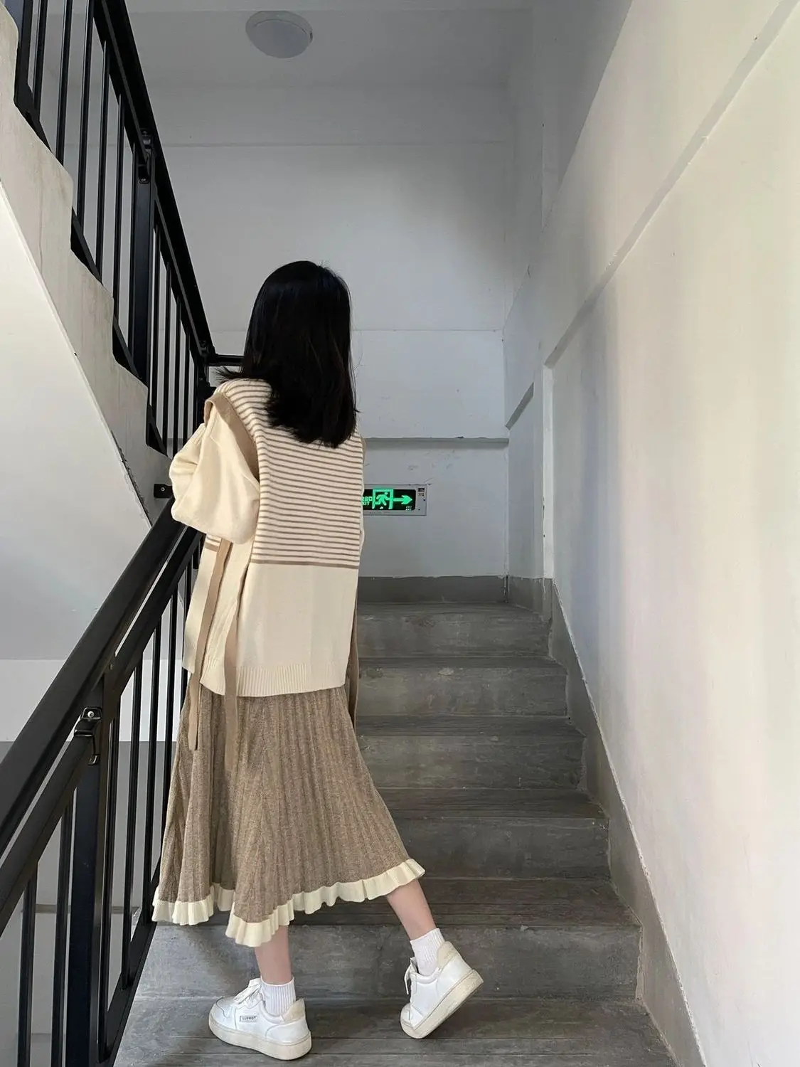 2-piece Set of Women's Spring and Autumn Design with Striped Knit Sweater and Lace Pleated Skirt