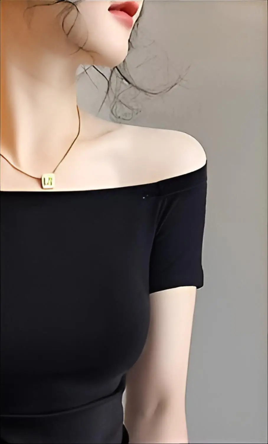 

Футболка с открытыми плечами, женская одежда, женские детали с разрезами, открывающийся вырез, раскладной перерыв, разделение, разделительный разрез, акцент для девочек