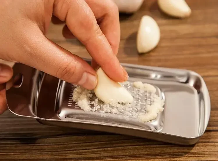 1PC Stainless Steel Ginger Garlic Wasabi Grater Crusher Garlic Press Device Chopper Cutter Garlics Peeler Kitchen Tools OK 0741