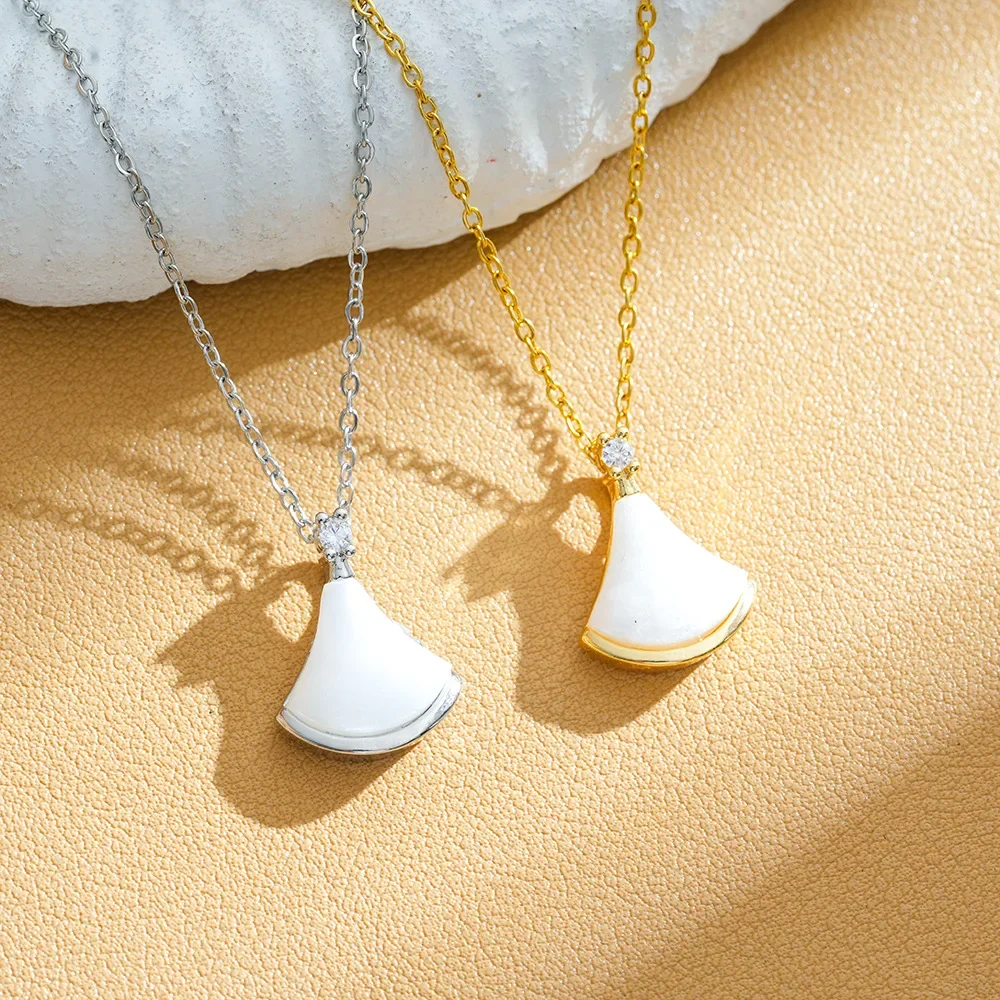 فستان نسائي فاخر ومتعدد الاستخدامات وراقي وخفيف الوزن على شكل مروحة على شكل عظمة الترقوة، وقلادة من الفولاذ التيتانيوم