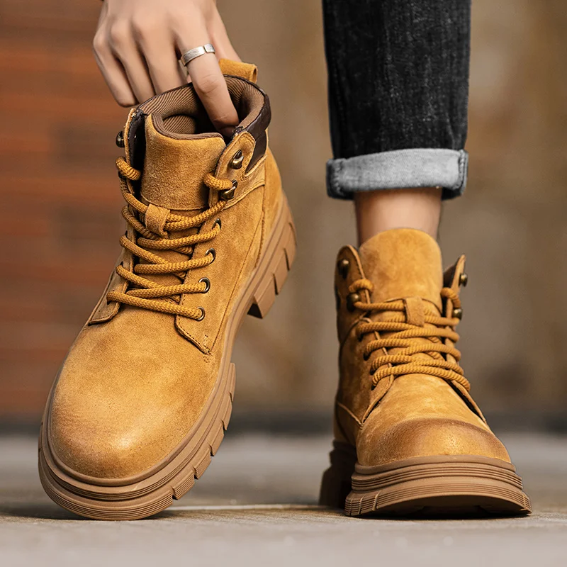 

Модные мужские полусапоги. Классический дизайнерский стиль в стиле ретро. Уличный тренд для отдыха на открытом воздухе. Высококачественная обувь на толстой подошве. Осень-зима.