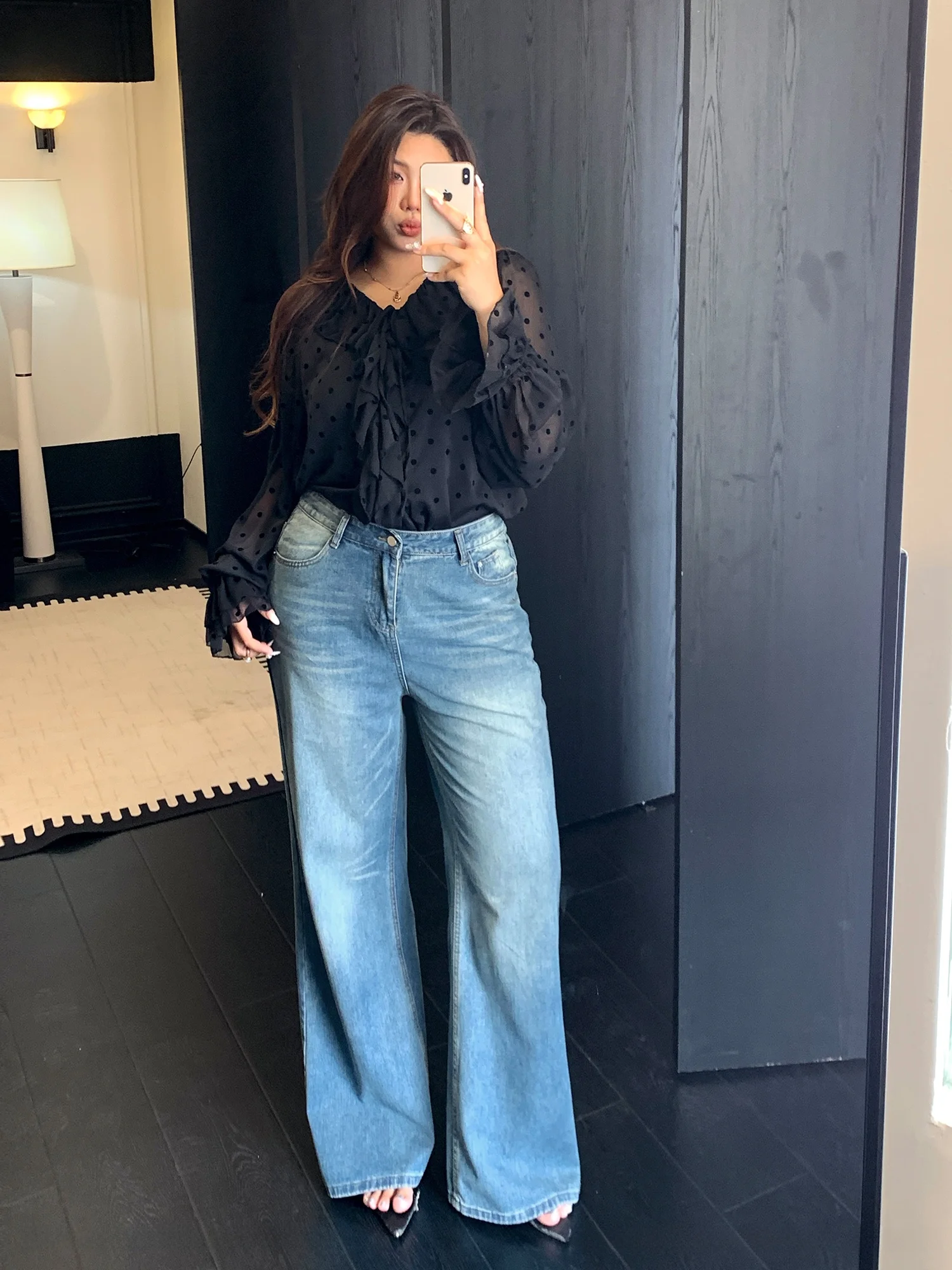 

Джинсы с высокой талией, широкими штанинами и прямым кроем в ретро-стиле для женщин больших размеров: удобные, дышащие, повседневные, из денима.