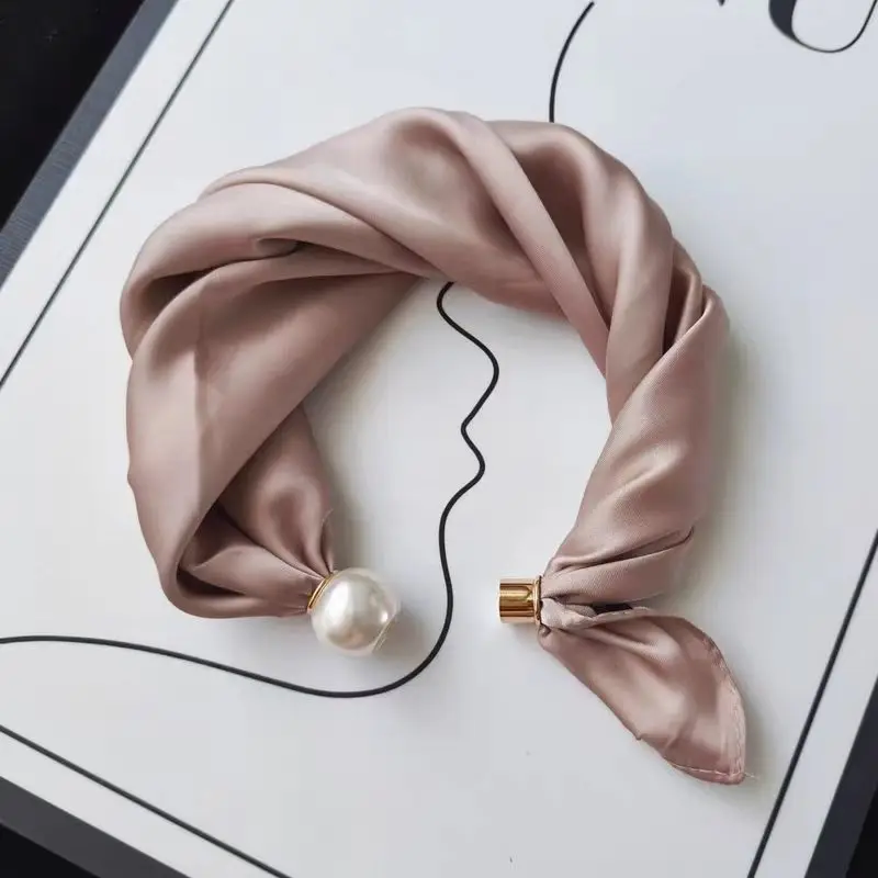 Luxuriöser Satin-Halstuch für Damen mit Magnetverschluss, Kunstperlen-Anhänger, einfarbiges, schwarzes Halstuch, das sich leicht anlegen lässt, ideal für Büro und Partys. – Detail 7