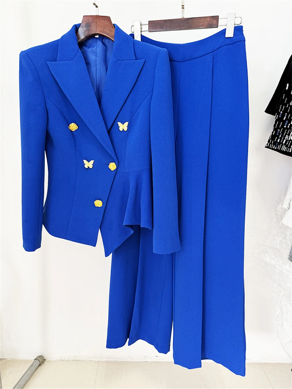 Conjunto de traje azul real con botones de Metal en forma de rosa de mariposa para mujer, pantalón de pierna ancha, chaqueta ajustada, esmoquin