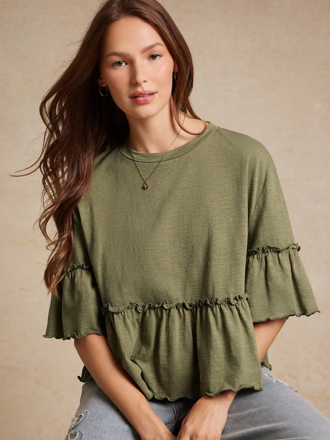 

Оливково-зеленая трикотажная футболка с рюшами и воротником-пеплум для осени, концертов в стиле кантри и к школе